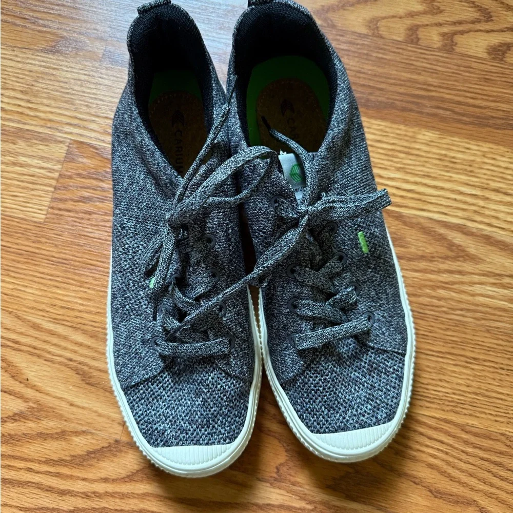 Cariuma Ibi Low Sneakers in Stone Gray Knit - Picture 2 of 6